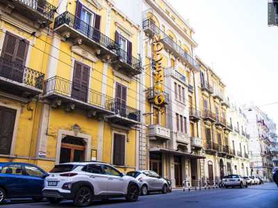 Il quarto albergo storico di Bari si trova in via Crisanzio, nell�isolato tra via de Rossi e via Quintino Sella. Si tratta dell�Hotel Moderno, a tre stelle e 29 camere